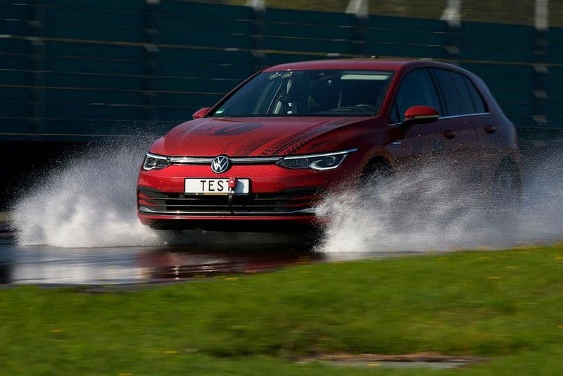 Životnost vs. bezpečnost: Co ukázal test letních pneumatik ADAC 2025