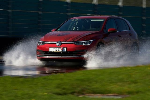 Životnost vs. bezpečnost: Co ukázal test letních pneumatik ADAC 2025